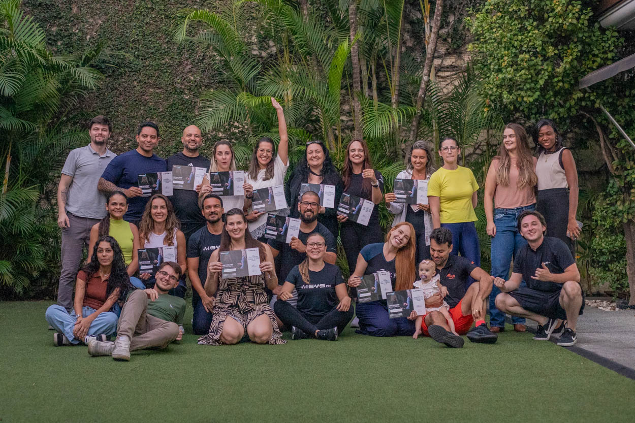 Turma reunida com os certificados no evento anterior